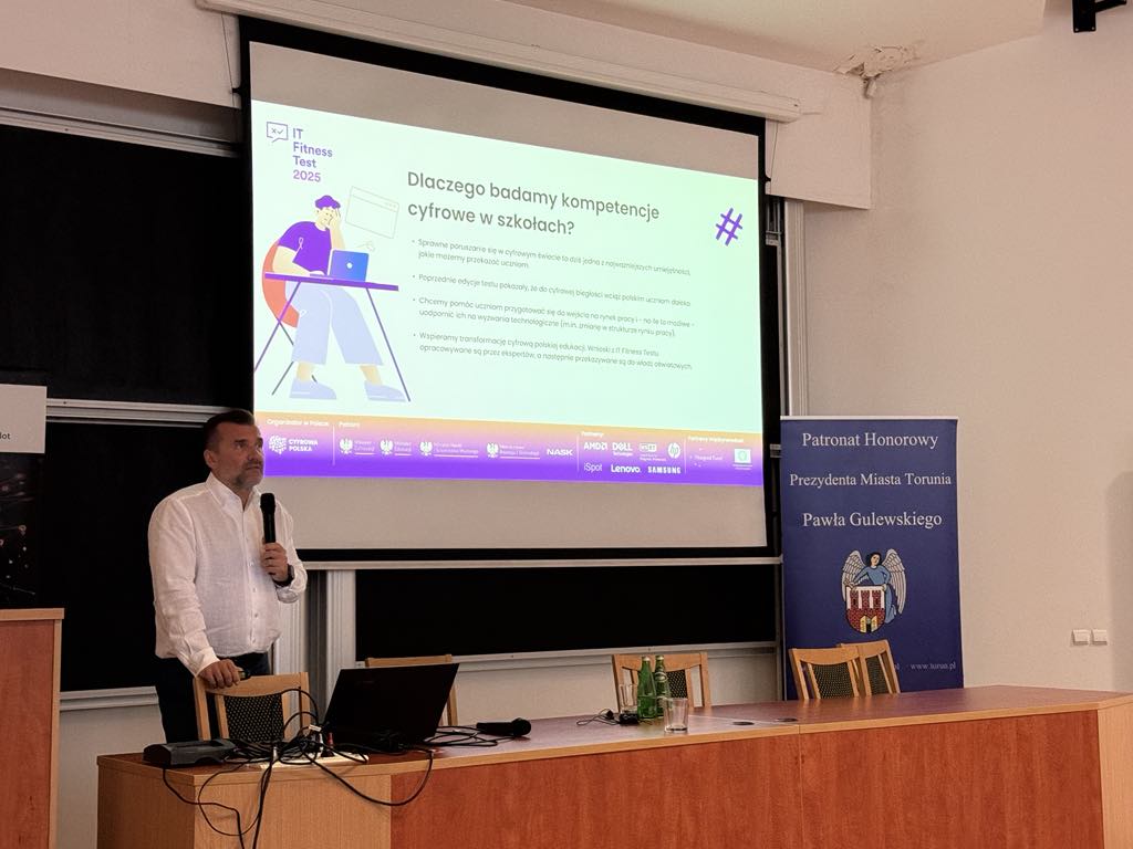 CyfrowaPolska's tweet photo. Podczas XXI Konferencji Informatyka w Edukacji w Toruniu rozmawiamy o dotychczasowych wynikach #ITFitnessTest, sprawdzianu kompetencji cyfrowych, który po raz czwarty prowadzimy w Polsce.
– Notujemy bardzo słabe wyniki, jeśli chodzi o obszary związane z umiejętnościami dot. bezpieczeństwa cyfrowego i wykorzystywania cyfrowych narzędzi biurowych. To alarmujący sygnał, który powinien zostać uwzględniony przez @MEN_GOVPL oraz @CYFRA_GOV_PL w programie nauczania - @MichaKanownik podczas prezentacji rezultatów.
➡️ Edycja 2025 IT Fitness Test będzie trwała do końca października, a w listopadzie przedstawimy kompletny raport z wynikami i rekomendacjami.