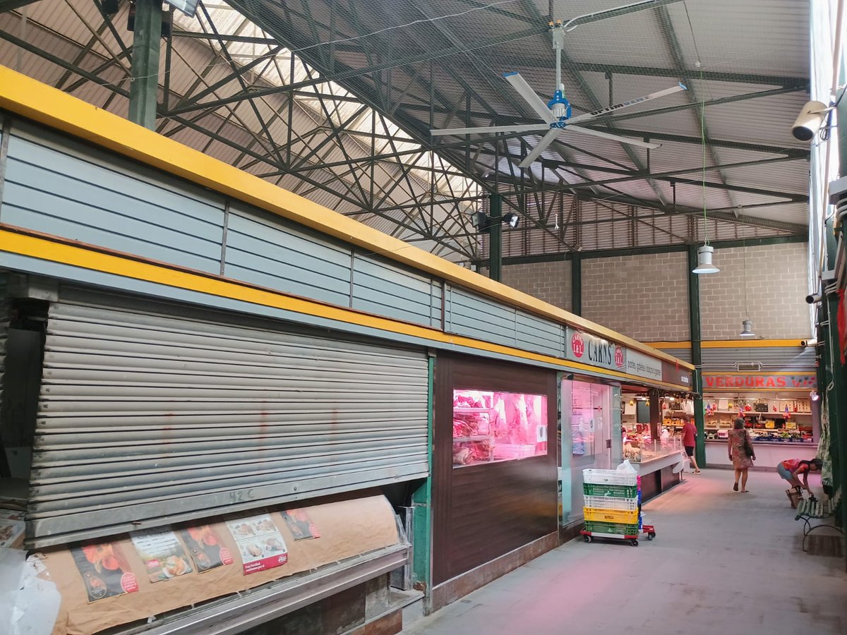 🛑 La directora del mercado de Canyelles tiene en el despacho aire acondicionado, los clientes que van al mercado y los paradistas NO.

El  Institut de Mercats tiene que hacérselo mirar, Collboni también.