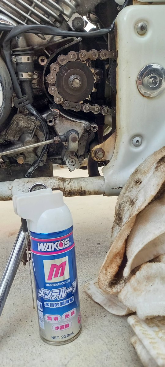 minawara296's tweet image. 左右不揃いだったミラーを
純正に似たナポレオンミラーに交換しました！

ついでにチェーンを磨き、
引いたときに少し戻ってしまうチョークも直しました！

週末あたりに全て繋いで、敷地内で試運転してみます♪

#vtwin #MAGNA
#Vツイン #マグナ
#ホンダ #HONDA