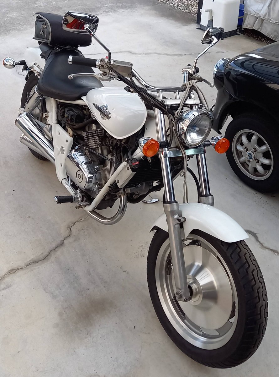 minawara296's tweet image. 左右不揃いだったミラーを
純正に似たナポレオンミラーに交換しました！

ついでにチェーンを磨き、
引いたときに少し戻ってしまうチョークも直しました！

週末あたりに全て繋いで、敷地内で試運転してみます♪

#vtwin #MAGNA
#Vツイン #マグナ
#ホンダ #HONDA