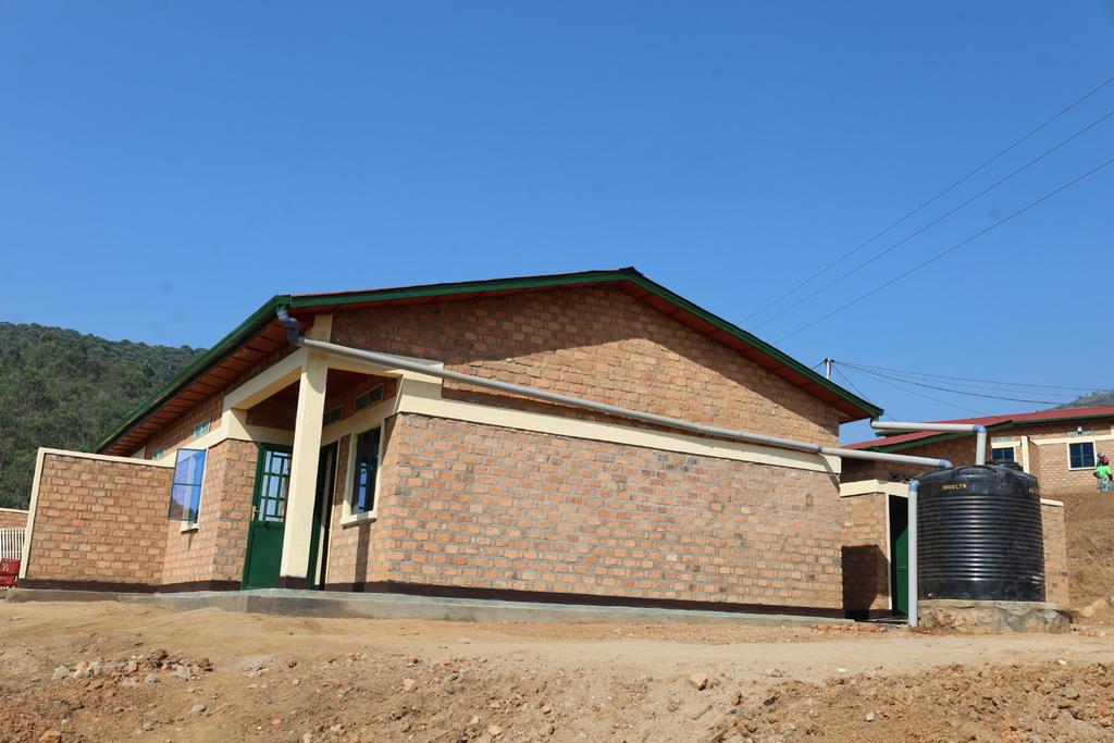 NgororeroDistr's tweet photo. Mu rwego rwo gushyira umuturage ku isonga mu murenge wa Gatumba mu kagari ka Karambo  huzuye amazu 10  yubatswe ku bufatanye bwa @NgororeroDistr na @RwandaMoD ; yubakiwe abaturage batishoboye mu cyumweru cyahariwe ibikorwa by'ingabo mu baturage (#Armyweek). https://t.co/YkbXHcv0Gz