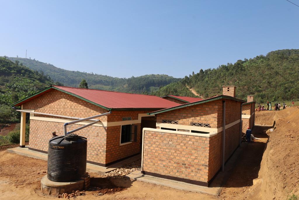NgororeroDistr's tweet photo. Mu rwego rwo gushyira umuturage ku isonga mu murenge wa Gatumba mu kagari ka Karambo  huzuye amazu 10  yubatswe ku bufatanye bwa @NgororeroDistr na @RwandaMoD ; yubakiwe abaturage batishoboye mu cyumweru cyahariwe ibikorwa by'ingabo mu baturage (#Armyweek). https://t.co/YkbXHcv0Gz