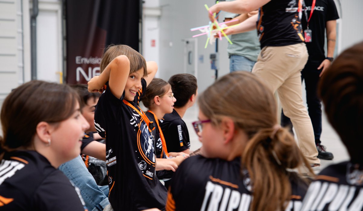 PLD_Space's tweet image. ✨🚀 Space Camp has officially kicked off!
Kids are coming up with incredibly clever solutions to the challenges co-created by PLD Space — like building and launching their own water rockets inspired by MIURA 5, or tackling a virtual mission to Mars with our LINCE capsule.…