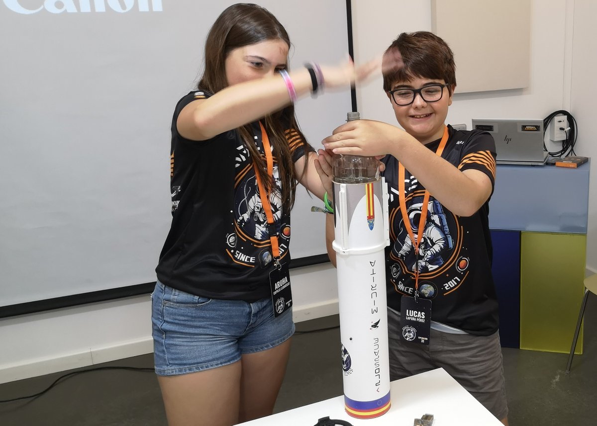 PLD_Space's tweet image. ✨🚀 Space Camp has officially kicked off!
Kids are coming up with incredibly clever solutions to the challenges co-created by PLD Space — like building and launching their own water rockets inspired by MIURA 5, or tackling a virtual mission to Mars with our LINCE capsule.…