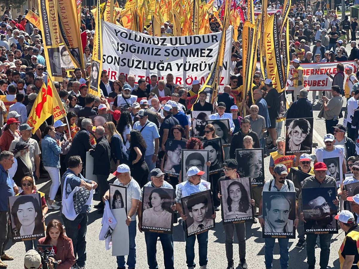 sendika_org's tweet photo. 32. yılında Sivas Madımak Katliamı: Binler Madımak Oteli önüne yürüyor

https://t.co/YG69hpgLiz https://t.co/1UoymwJZxq