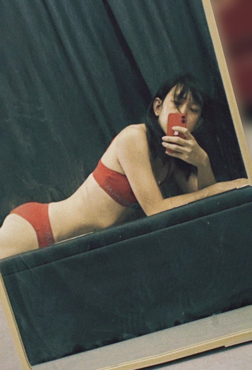 The hot girl will see you now