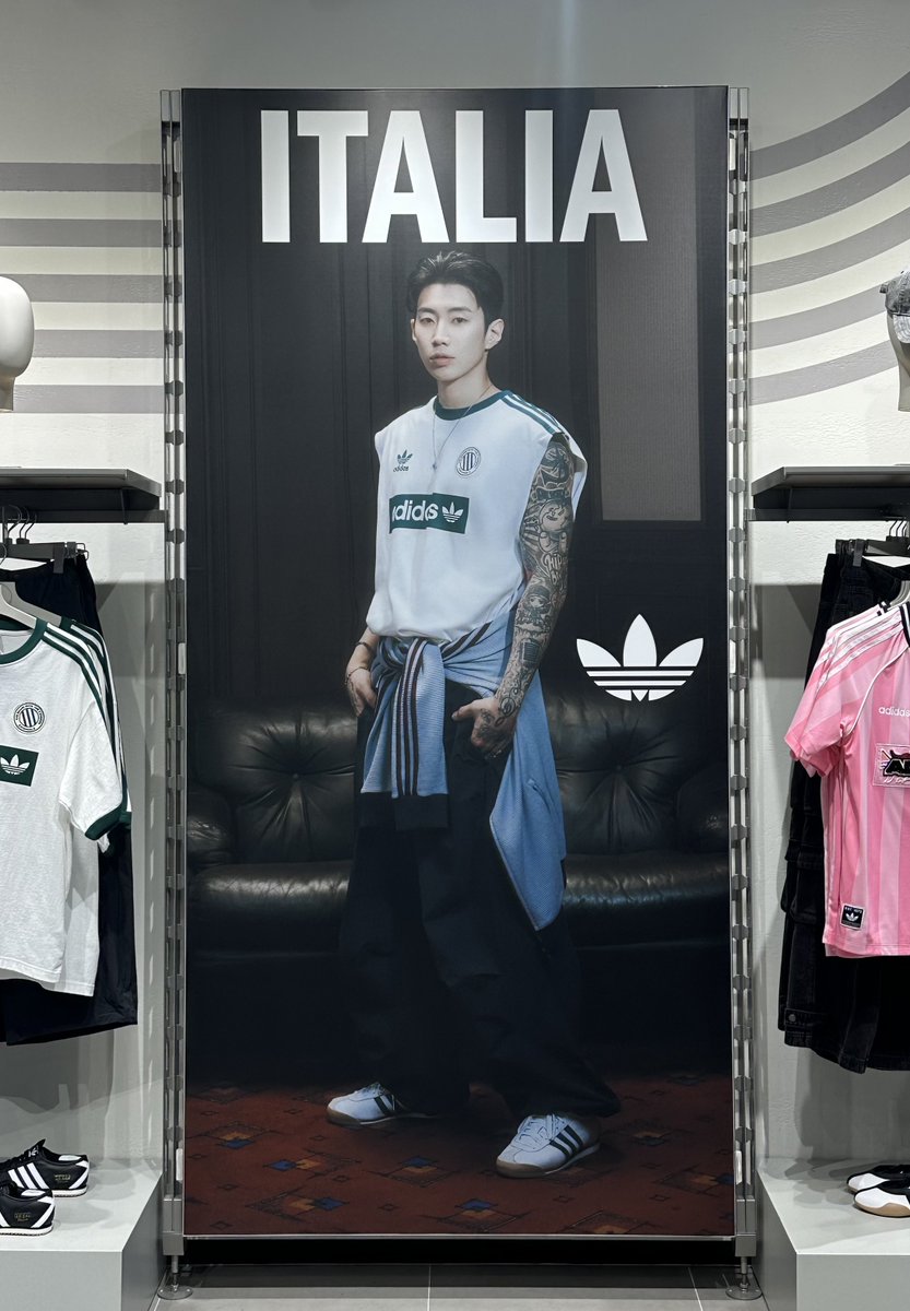 jayjayparkpark's tweet photo. 아디다스 매장에도 박재범 쫙깔림!!! 😺🫰🫰🫰 https://t.co/euwiBgCgyk