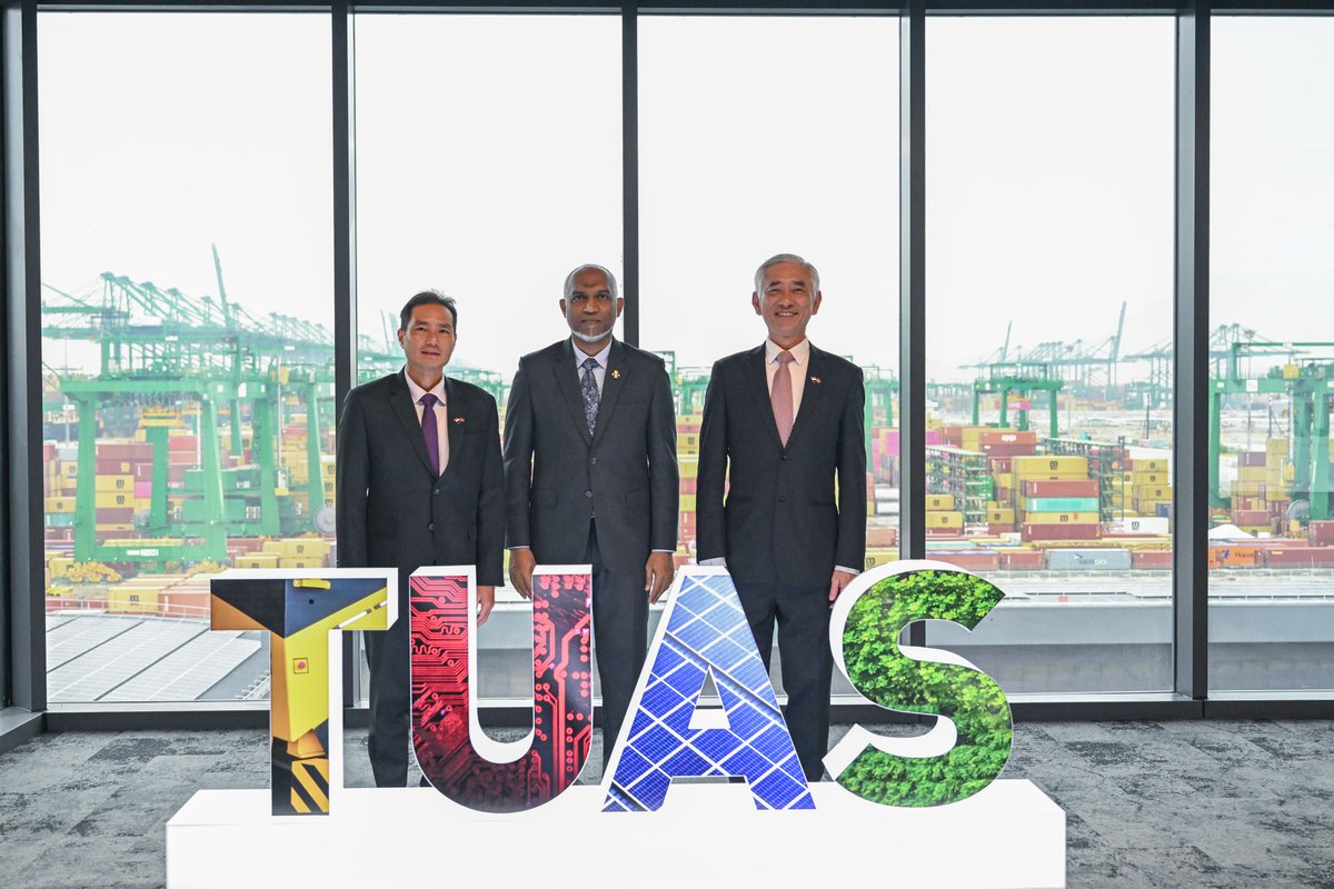 President visits Singapore’s Tuas Port presidency.gov.mv/Press/Article/…

#MaldivesSingapore