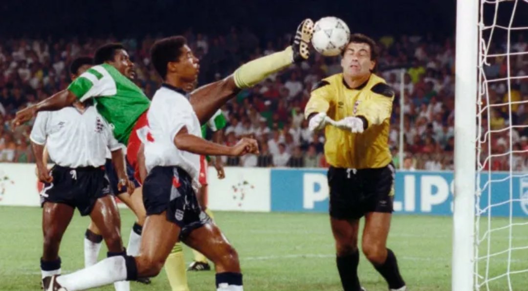 #Italia90
🏴󠁧󠁢󠁥󠁮󠁧󠁿3:2🇨🇲 (ap)
🇨🇲11' Omam-biyik, defende Shilton
🏴󠁧󠁢󠁥󠁮󠁧󠁿25'⚽Platt
🇨🇲60'⚽Kunde (p)
🇨🇲65'⚽Ekéké
🇨🇲80' Omam-biyik, defende Shilton
🏴󠁧󠁢󠁥󠁮󠁧󠁿85'⚽Lineker (p)
🇨🇲87' Omam-biyik, defende Shilton
🇨🇲92' Omam-biyik, defende Shilton 
🇨🇲94' Omam-biyik por cima
🏴󠁧󠁢󠁥󠁮󠁧󠁿104'⚽Lineker (p)