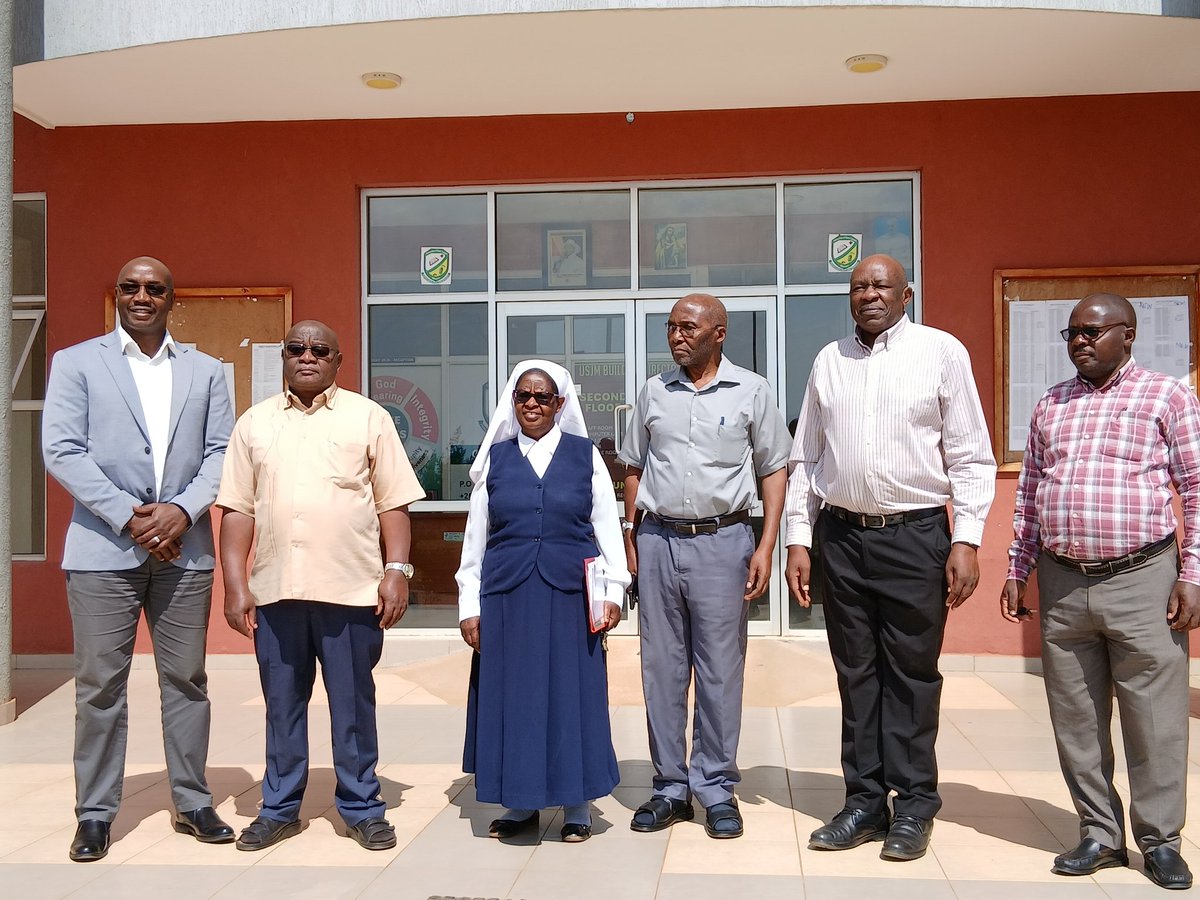 USJM_Official's tweet image. #Happening_Now: The University Top Management, led by the Vice-Chancellor, Rev. Fr. Dr. Deus Karemire welcomes Prof. Hassan Twinomurinzi, the Vice Dean of CBE on his courtesy visit to the university.
Prof. Hassan appreciated the University management for the warm welcome.