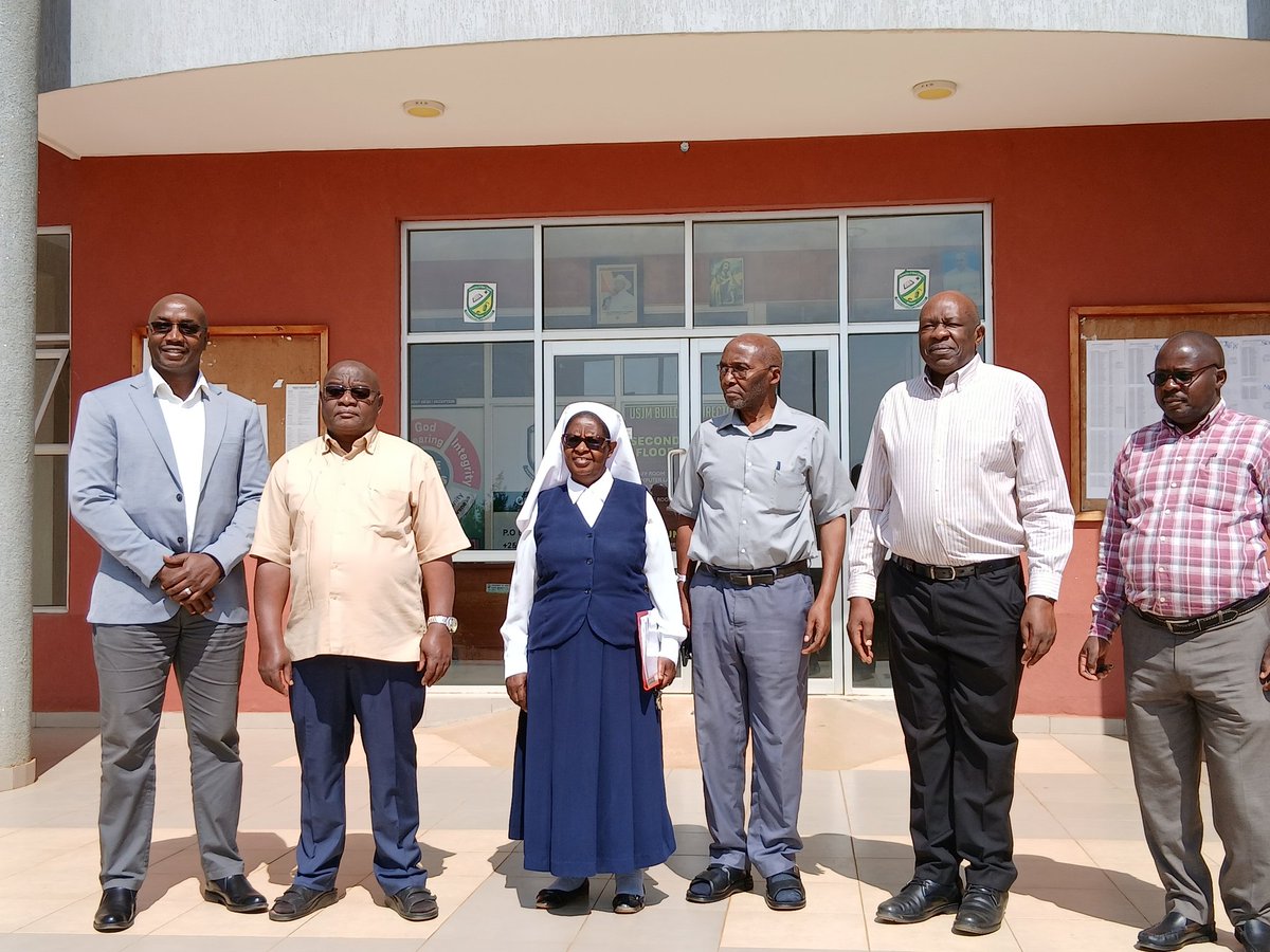 USJM_Official's tweet image. #Happening_Now: The University Top Management, led by the Vice-Chancellor, Rev. Fr. Dr. Deus Karemire welcomes Prof. Hassan Twinomurinzi, the Vice Dean of CBE on his courtesy visit to the university.
Prof. Hassan appreciated the University management for the warm welcome.