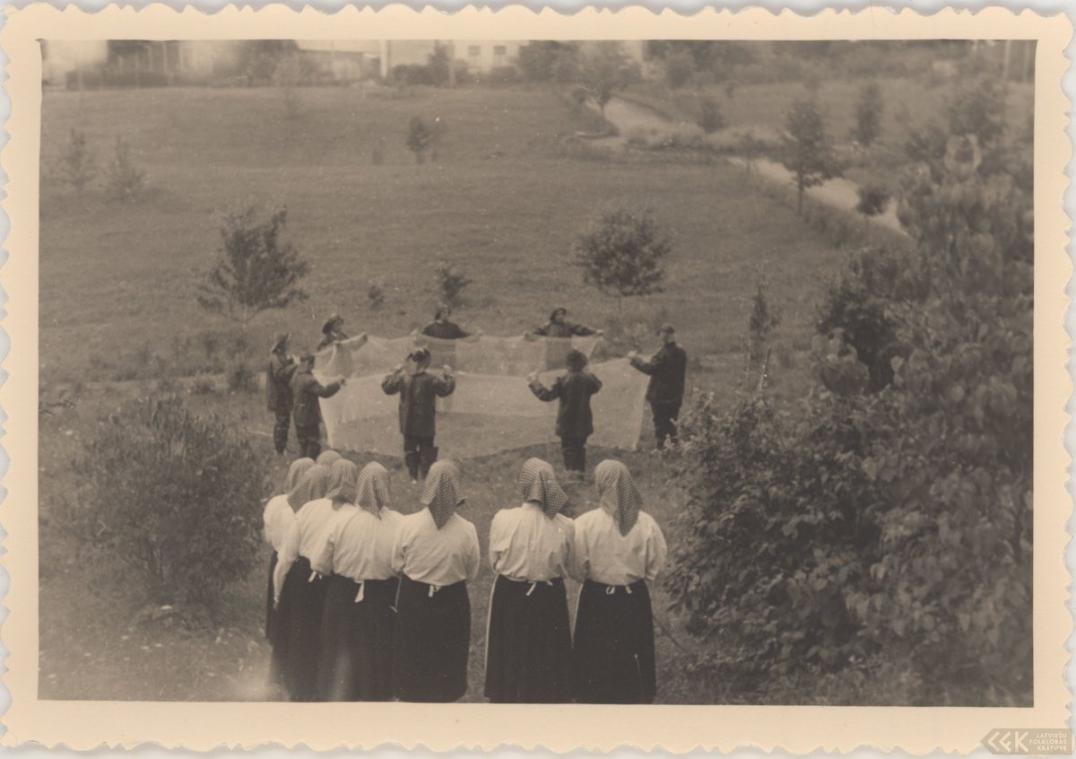 Vasaras mēnešos – jūlijā un augustā – Latviešu folkloras krātuves lasītava būs slēgta.
Ja plānojat veikt pētniecisko darbu šajā laikā, aicinām savlaicīgi pieteikties, rakstot uz e-pasta adresi: lfk@lulfmi.lv.