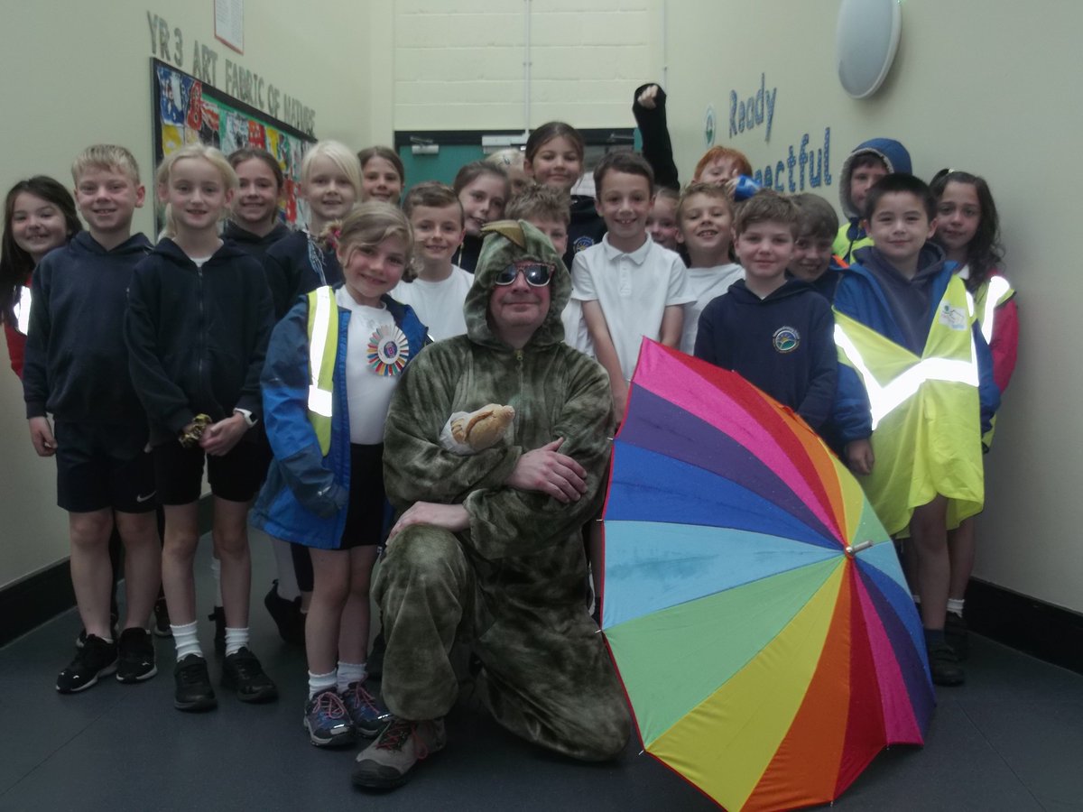 Today, Year 3 had a special visitor. Dippy the Dinosaur came to teach us some French! The children loved interacting with Dippy and answered all his questions. Huge thanks to Mr Gittins for preparing and delivering a lovely French session to Year 3. 🦖
