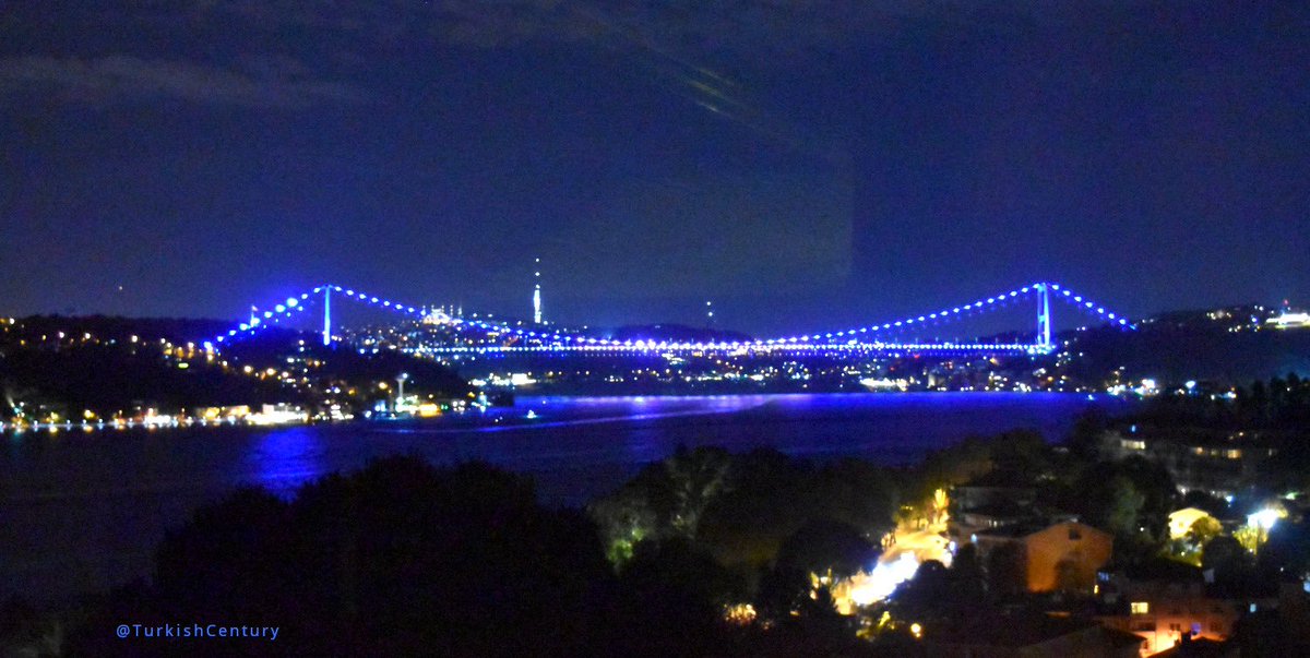 Istanbul's bridges are illuminated in blue and white tonight to celebrate Somalia  national day. #Somalia #istanbul #Turkiye