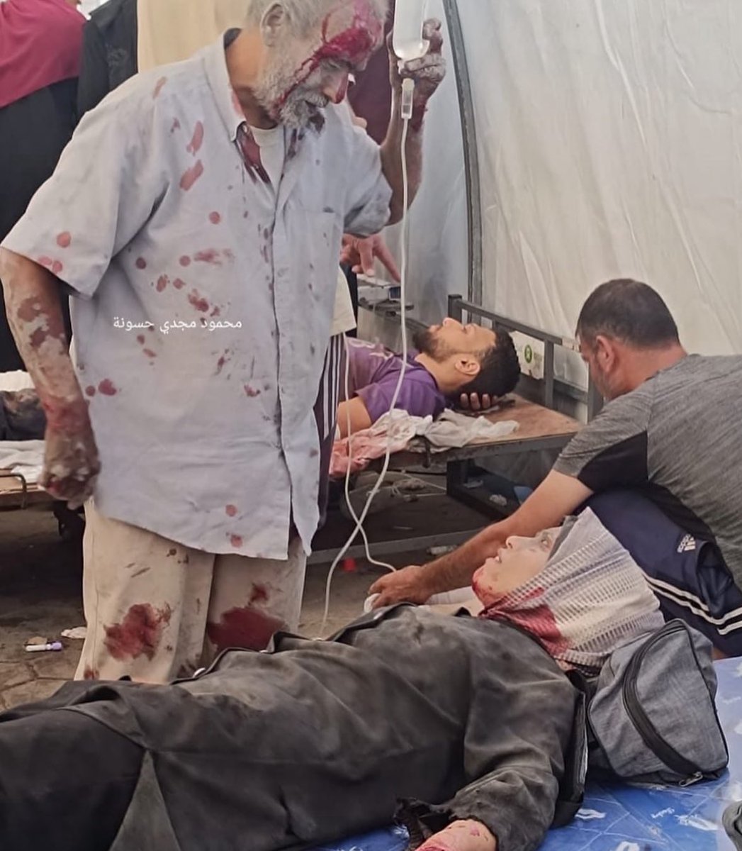missfalsteenia's tweet image. A Palestinian father holding his daughter’s IV drip after she’s been injured by Israel 💔
