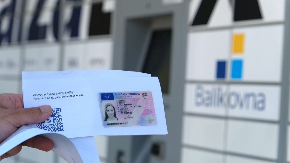 Statistiky za první den doručování řidičáků do výdejních boxů/míst:

🔵 Celkem 1 688 žádostí o výměnu ŘP.
⚪️ Z toho si novou možnost doručení dokladu vybralo 57 % lidí.
🔵 A z toho 70 % mířilo do výdejních boxů, 30 % pak na výdejní místa <a href="/balikovna/">Balíkovna</a> .

Přes prázdniny počet žádostí