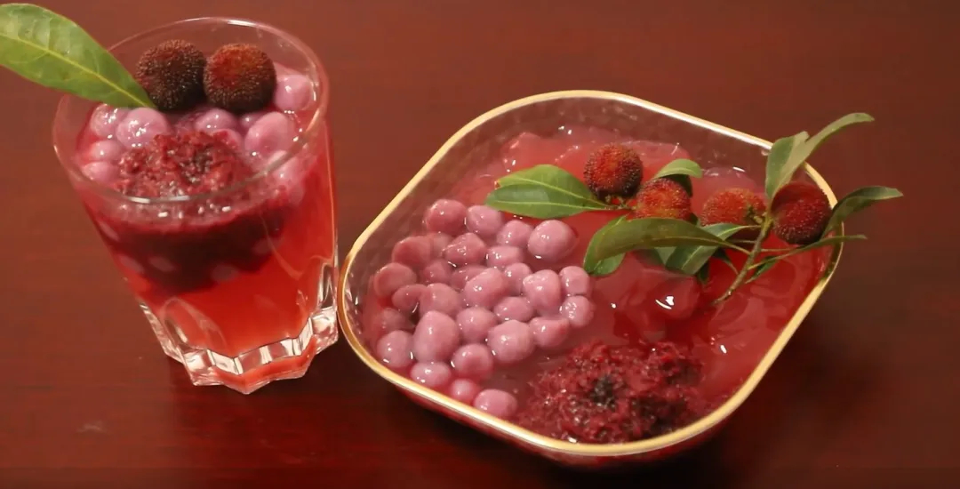 hhrmt208's tweet photo. A bowl of chilled #bayberry rice balls—cool, tangy, and sweet—this is what summer tastes like in Honghe.
#SojournInYunnan #Hongheisthebest https://t.co/yV2hH6nhXt