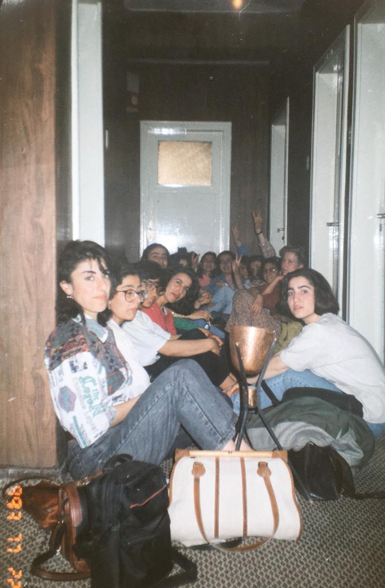 Saldırganlar tarafından kuşatılmış Madımak Oteli'nde korkunç bekleyiş anı. 

Bu insanlar bu fotoğrafın çekilmesinden iki saat sonra yakılarak katledildiler.

#MadımakKatliamı