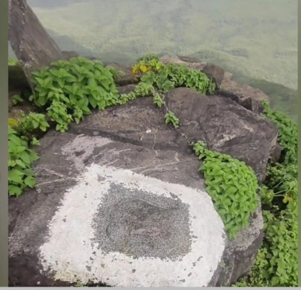 DivyaDhuni's tweet photo. Girnar's Jain Tonks hold significant historical and religious importance, for the Jain community. 22nd Jain Tirthankara, Lord Neminath, attained enlightenment and liberation and 72 crores 700 Muniraj too. 

#JainRightToGirnar5thPeak https://t.co/vUzDtc0IGy