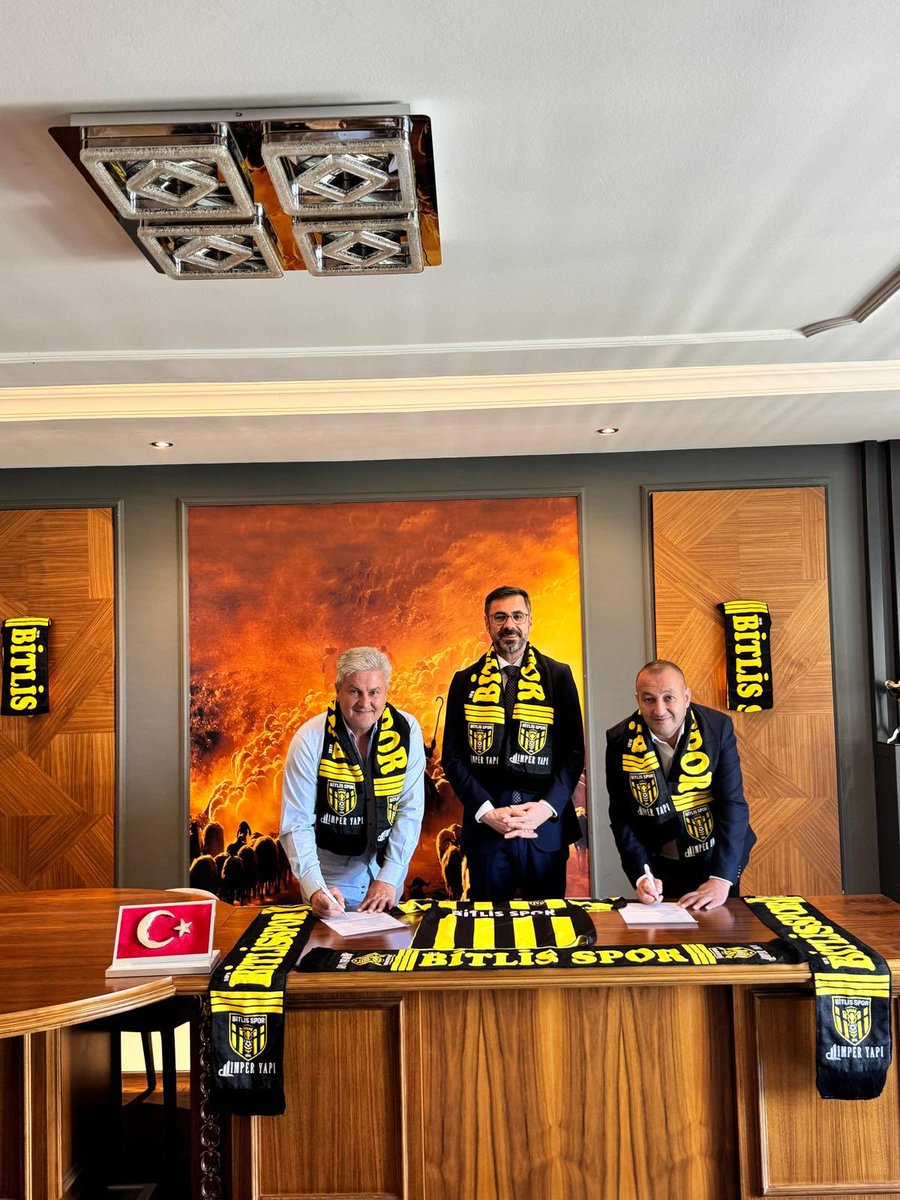 bitlisspor1916's tweet photo. 🟡⚫ Bitlis Spor 1916’da Ufuk Sarı dönemi başladı!
Şampiyonluklarla dolu kariyeriyle dikkat çeken deneyimli teknik direktör Ufuk Sarı, takımımızın başına geçti.

İmza törenine Bitlis Belediye Başkanımız Nesrullah Tanğlay ve Kulüp Başkanımız Caner Yamaç katıldı.

#BitlisTekYürek https://t.co/TPczpHSnRe