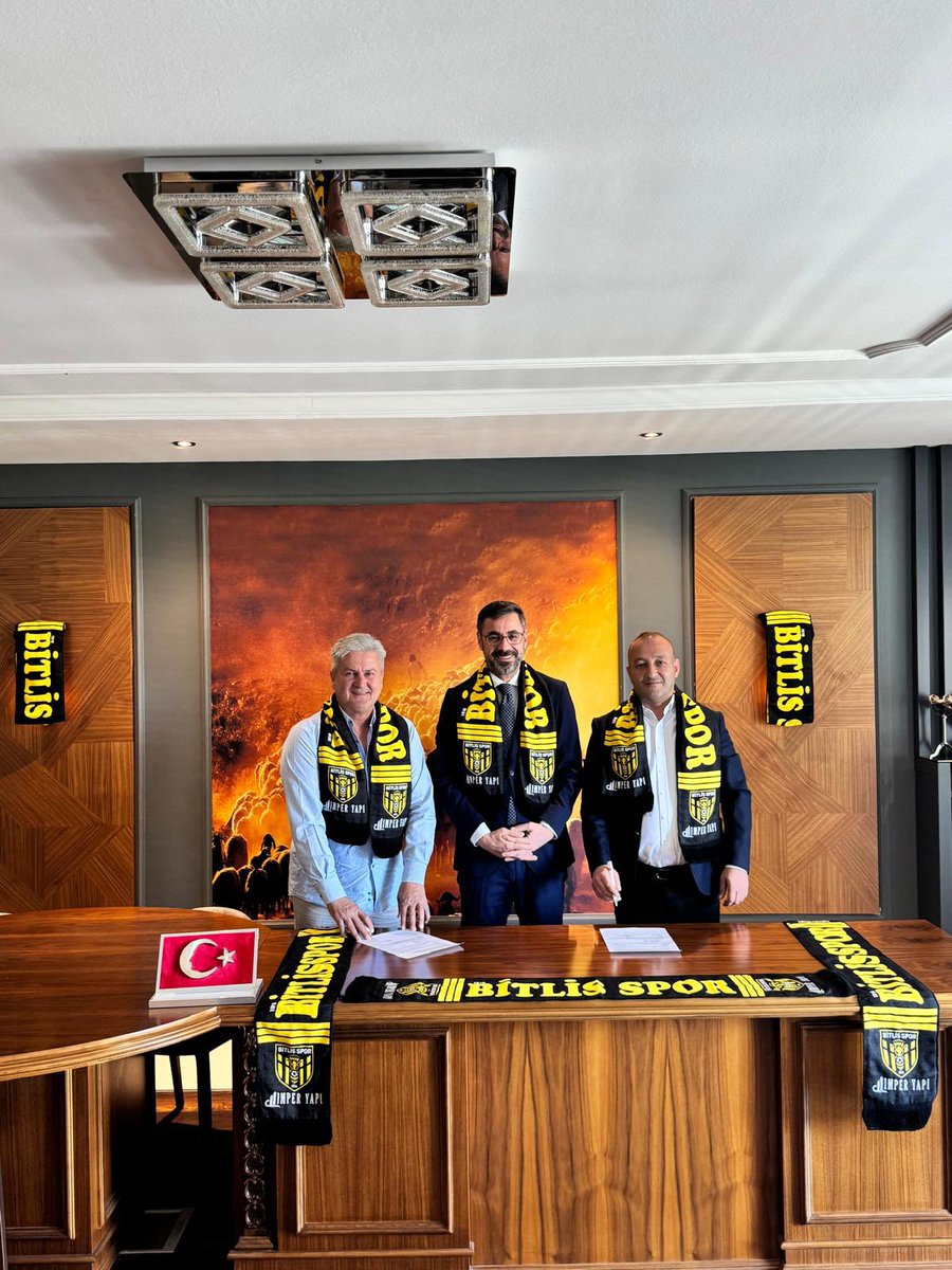 bitlisspor1916's tweet photo. 🟡⚫ Bitlis Spor 1916’da Ufuk Sarı dönemi başladı!
Şampiyonluklarla dolu kariyeriyle dikkat çeken deneyimli teknik direktör Ufuk Sarı, takımımızın başına geçti.

İmza törenine Bitlis Belediye Başkanımız Nesrullah Tanğlay ve Kulüp Başkanımız Caner Yamaç katıldı.

#BitlisTekYürek https://t.co/TPczpHSnRe