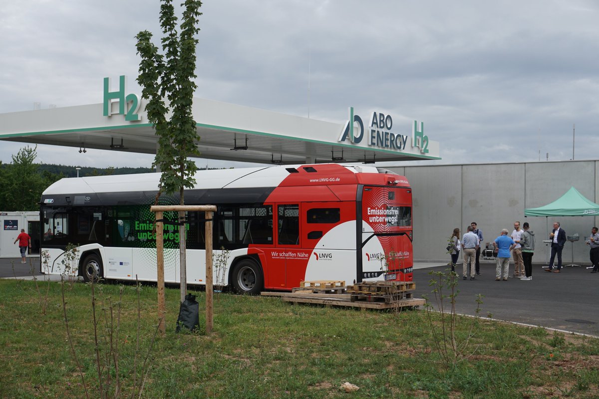 Woche_des_H2's tweet image. #WDW-Rückblick 27. Juni - Teil 1
Es begann an der Tankstelle von ABO ENERGY in Hünfeld-Michelsrombach.
Ab 9:00 kamen die Gäste; ab 9:45 startete die Betankung von Wasserstoff-Bussen/-LKW. Infos: linkedin.com/feed/update/ur…
#WDW2025
#Wasserstoff
#WasserstoffErleben
#Energiewende