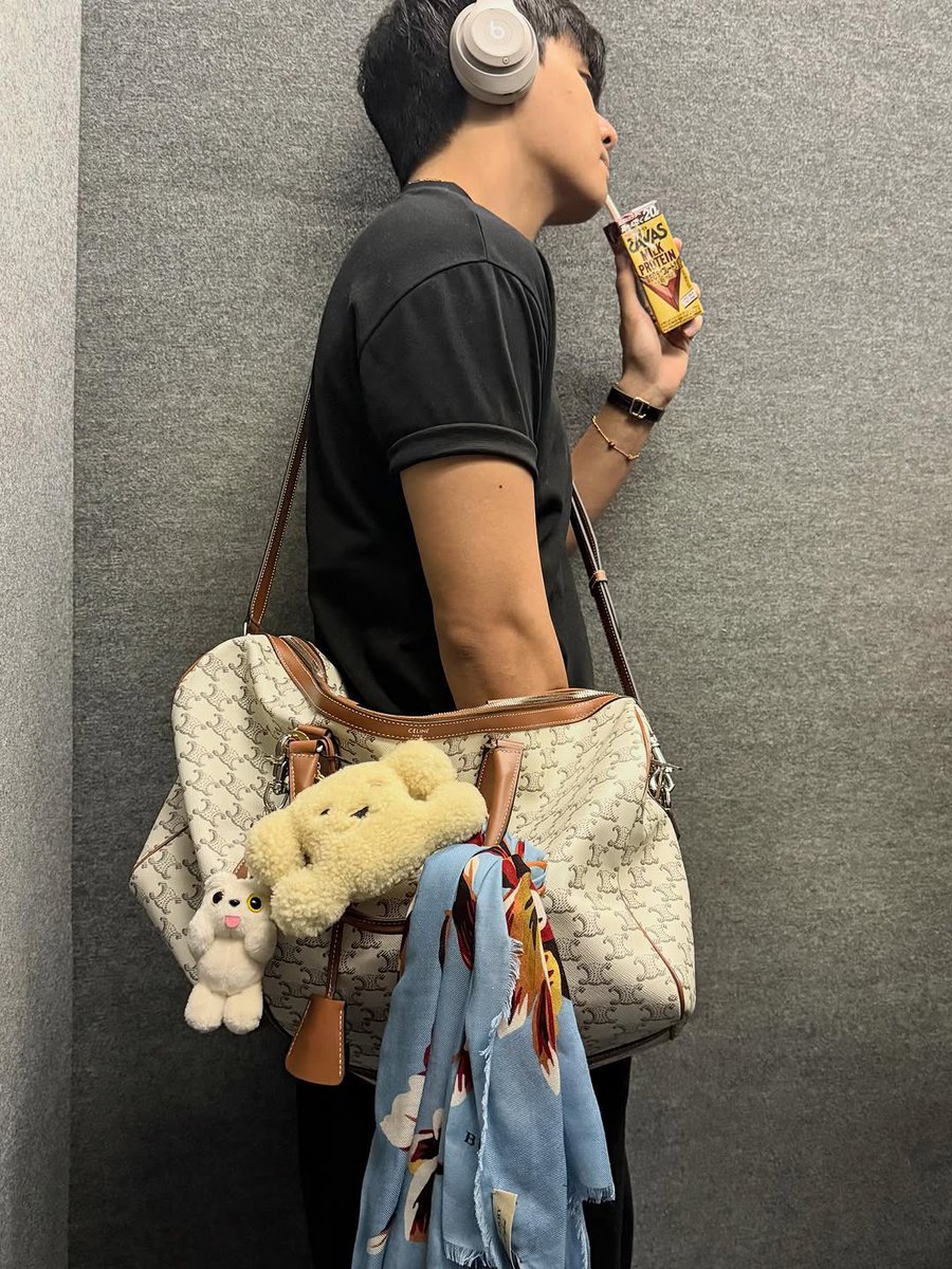 gojostarcandy's tweet photo. who is taking these pictures of him https://t.co/4fhBfQON5E