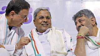 ShivaniV2901's tweet image. कर्नाटक में नेतृत्व परिवर्तन की अटकलों के बीच
उपमुख्यमंत्री डी.के. शिवकुमार जी ने कहा:

&quot;मैं मुख्यमंत्री सिद्धारमैया और पार्टी हाईकमान के हर फैसले का पूरा समर्थन करूंगा।&quot;

#DKShivakumar