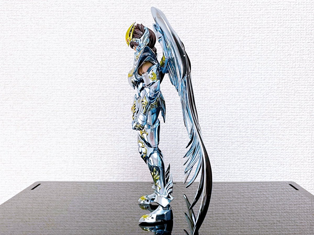 神聖衣のペガサス星矢を横から。
羽の存在感がすごいのと、腕アーマーや足アーマーがよく分かる。

#聖闘士星矢
#聖闘士聖衣神話EX