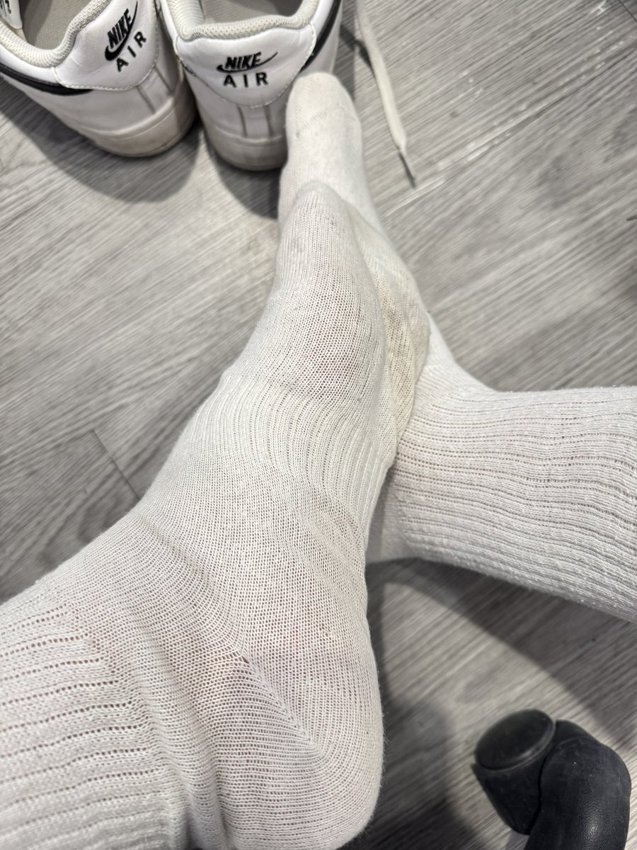穿到都變薄了
穿起來感覺超像在穿絲襪🤣
上班穿一整天又悶在AirForce鞋裡 
超溼🫣
回家腳襪一定很臭😝

#白襪 #NIKE #襪控  #原味 #AirForce