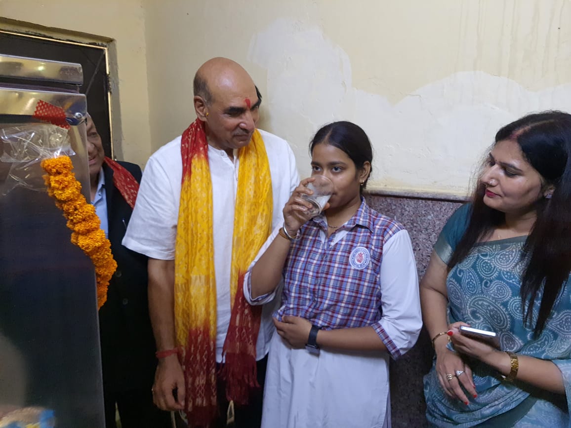 SPrakashBjpDel's tweet photo. आज दिनांक 02 जुलाई 2025 को तिमारपुर विधानसभा क्षेत्र स्थित सर्वोदय कन्या विद्यालय, तिमारपुर का दौरा किया। इस अवसर पर छात्राओं से शिक्षा एवं अन्य विषयों पर संवाद हुआ। उनकी उत्सुकता, जिज्ञासा और सकारात्मक ऊर्जा देखकर मन प्रसन्न हुआ।
विद्यालय की प्रधानाचार्या जी से मुलाकात कर विद्यालय परिसर की समस्याओं और सुविधाओं पर चर्चा की। बच्चों को स्वच्छ पेयजल उपलब्ध कराने के उद्देश्य से नव स्थापित वाटर कूलर का लोकार्पण किया।
हमारा प्रयास है कि क्षेत्र के प्रत्येक विद्यालय में गुणवत्तापूर्ण शिक्षा के साथ-साथ आवश्यक मूलभूत सुविधाएं भी उपलब्ध हों।
बच्चों का उज्ज्वल भविष्य ही हमारा संकल्प है।
जय हिन्द 
#Timarpur #EducationMatters #SwachhJal #DelhiSchools #WaterCoolerInauguration #VidhayakSeVikasTak

@narendramodi @JPNadda @PavanRanaRSS @gupta_rekha @Virend_Sachdeva @ManojTiwariMP