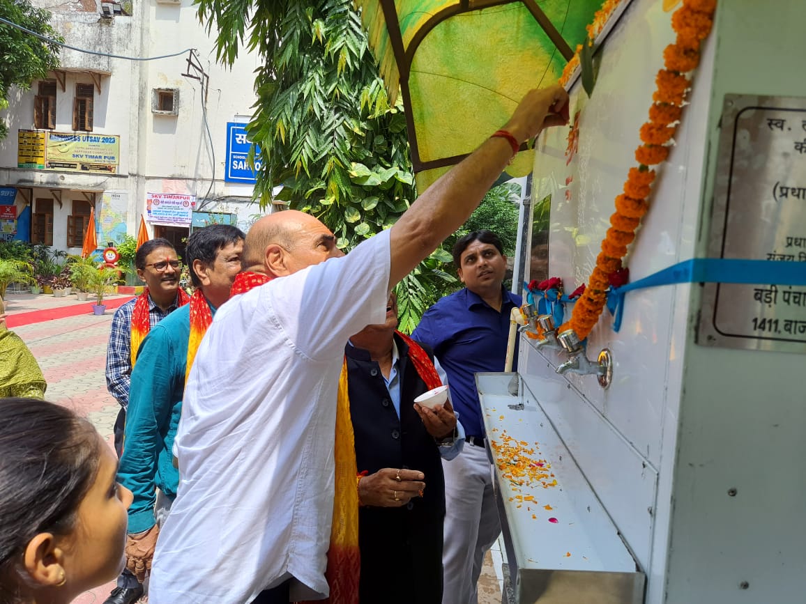 SPrakashBjpDel's tweet photo. आज दिनांक 02 जुलाई 2025 को तिमारपुर विधानसभा क्षेत्र स्थित सर्वोदय कन्या विद्यालय, तिमारपुर का दौरा किया। इस अवसर पर छात्राओं से शिक्षा एवं अन्य विषयों पर संवाद हुआ। उनकी उत्सुकता, जिज्ञासा और सकारात्मक ऊर्जा देखकर मन प्रसन्न हुआ।
विद्यालय की प्रधानाचार्या जी से मुलाकात कर विद्यालय परिसर की समस्याओं और सुविधाओं पर चर्चा की। बच्चों को स्वच्छ पेयजल उपलब्ध कराने के उद्देश्य से नव स्थापित वाटर कूलर का लोकार्पण किया।
हमारा प्रयास है कि क्षेत्र के प्रत्येक विद्यालय में गुणवत्तापूर्ण शिक्षा के साथ-साथ आवश्यक मूलभूत सुविधाएं भी उपलब्ध हों।
बच्चों का उज्ज्वल भविष्य ही हमारा संकल्प है।
जय हिन्द 
#Timarpur #EducationMatters #SwachhJal #DelhiSchools #WaterCoolerInauguration #VidhayakSeVikasTak

@narendramodi @JPNadda @PavanRanaRSS @gupta_rekha @Virend_Sachdeva @ManojTiwariMP