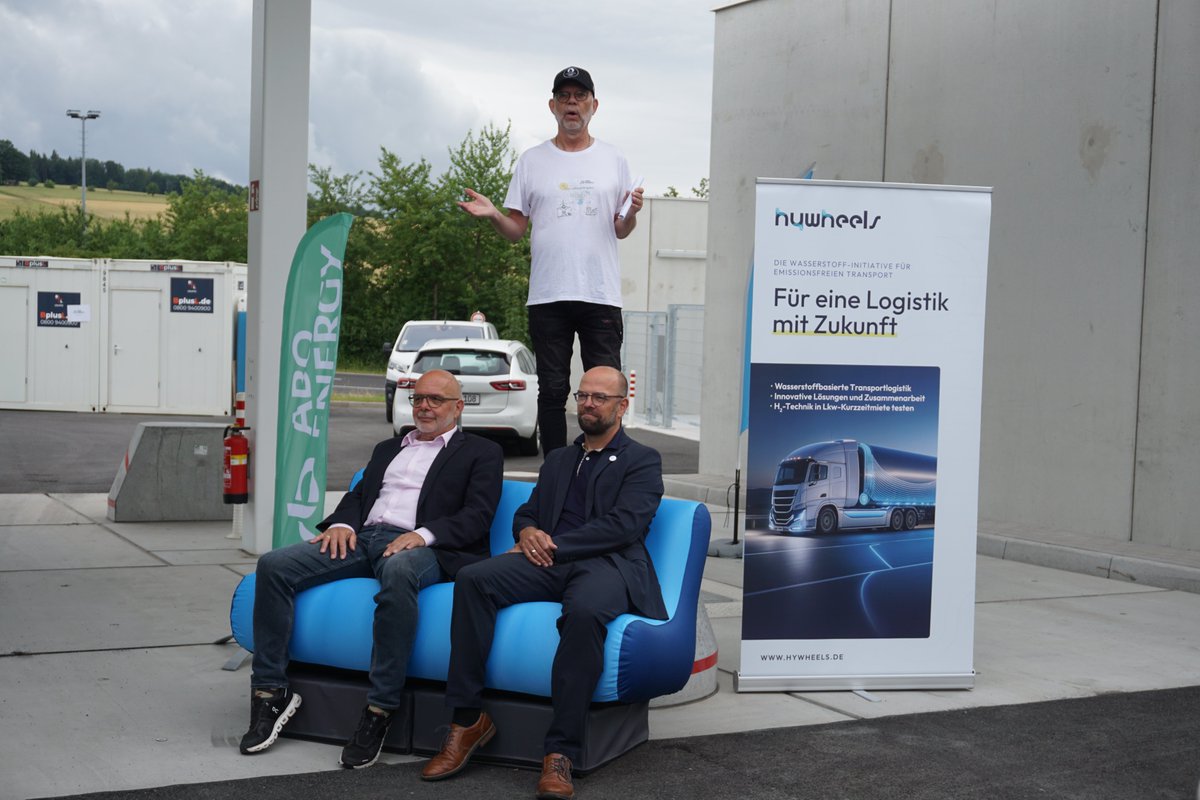 Woche_des_H2's tweet image. #WDW-Rückblick 27. Juni - Teil 1
Es begann an der Tankstelle von ABO ENERGY in Hünfeld-Michelsrombach.
Ab 9:00 kamen die Gäste; ab 9:45 startete die Betankung von Wasserstoff-Bussen/-LKW. Infos: linkedin.com/feed/update/ur…
#WDW2025
#Wasserstoff
#WasserstoffErleben
#Energiewende