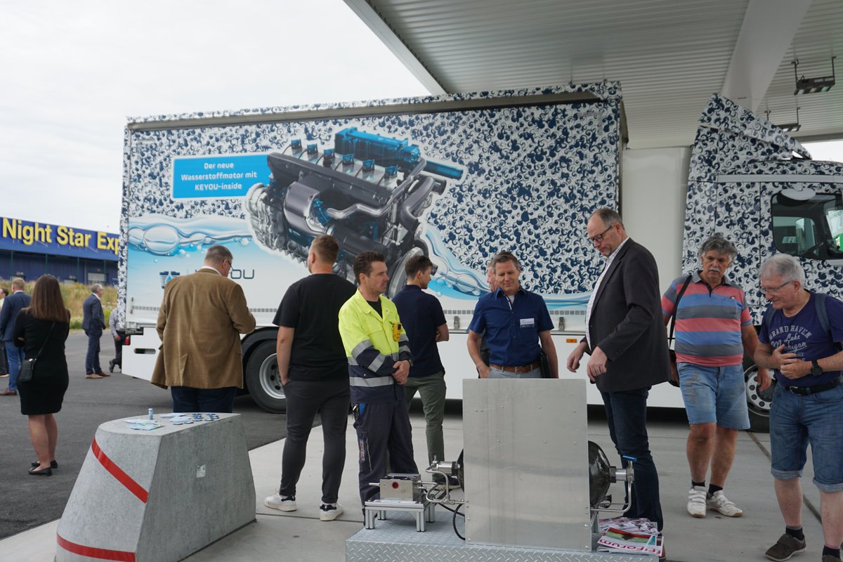 Woche_des_H2's tweet image. #WDW-Rückblick 27. Juni - Teil 1
Es begann an der Tankstelle von ABO ENERGY in Hünfeld-Michelsrombach.
Ab 9:00 kamen die Gäste; ab 9:45 startete die Betankung von Wasserstoff-Bussen/-LKW. Infos: linkedin.com/feed/update/ur…
#WDW2025
#Wasserstoff
#WasserstoffErleben
#Energiewende