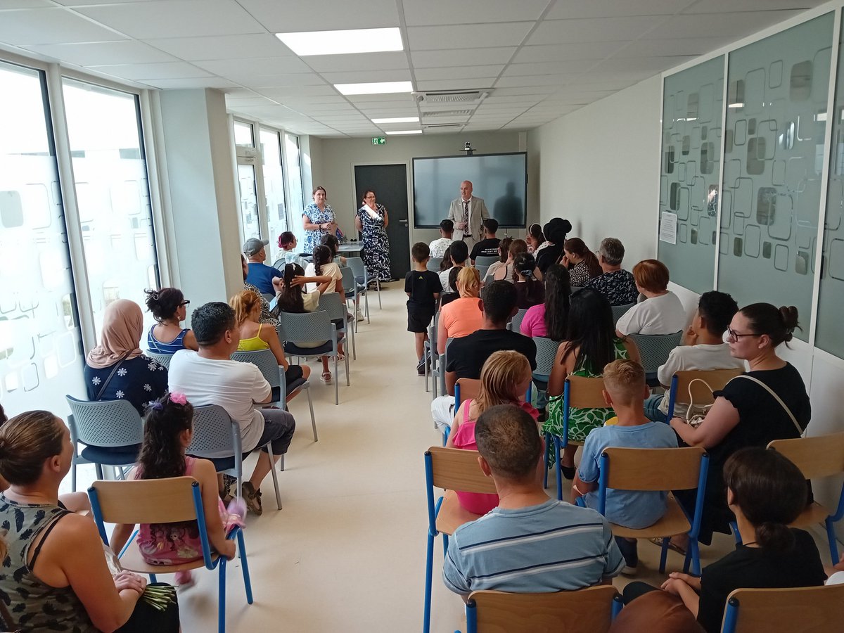 DSDEN82's tweet image. 🎓 de remise des diplômes du DELF hier. 24 élèves ont été certifiés niveau A1 et A2. Mention spéciale pour Yeva qui a eu 100/100 ! 11 mamans ont reçu une attestation OEPRE pour leur assiduité aux ateliers. Merci à Alice & aux enseignants pour leur travail.
ac-toulouse.fr/5-minutes-avec…