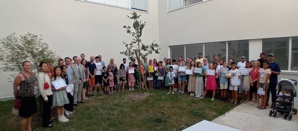 DSDEN82's tweet image. 🎓 de remise des diplômes du DELF hier. 24 élèves ont été certifiés niveau A1 et A2. Mention spéciale pour Yeva qui a eu 100/100 ! 11 mamans ont reçu une attestation OEPRE pour leur assiduité aux ateliers. Merci à Alice & aux enseignants pour leur travail.
ac-toulouse.fr/5-minutes-avec…
