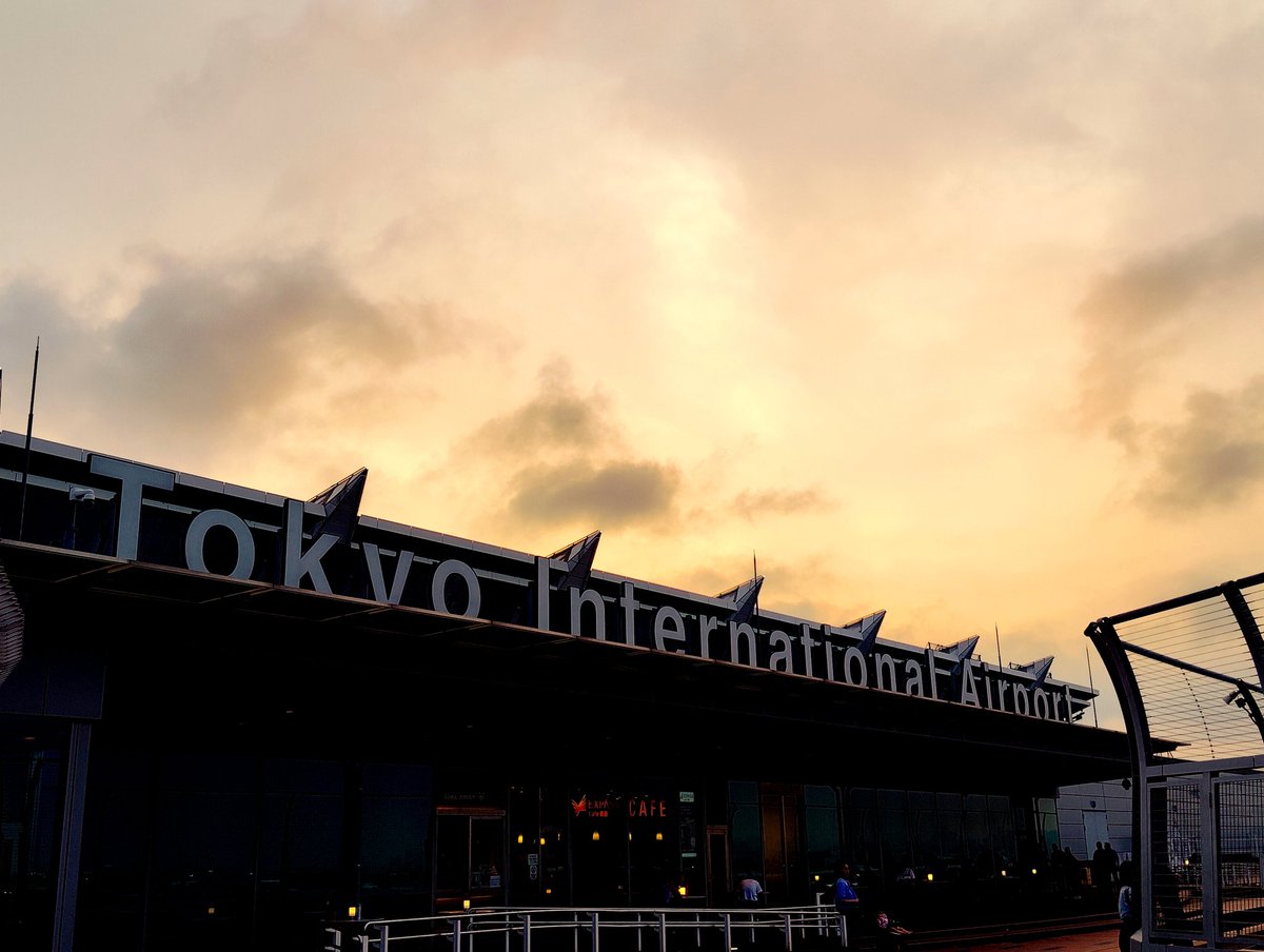 route38_DS's tweet photo. お疲れ様です！
本日は、集荷の待ち時間に羽田空港の展望台に来ました！
何時間でも見ていられる気がしますwww
まだまだお仕事の方はご安全に！
本日御仕舞の方はお疲れ様でした！
それでは。 https://t.co/ykWMYqrcUD