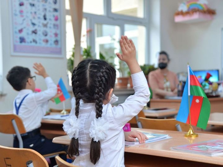 Азербайжан оросын сургуулиудыг хааж эхэлсэн гэж хэвлэлүүд мэдээлж байна
Тус улс Азербайжан хэлний байр суурийг бэхжүүлэхийн тулд гурван жилийн хугацаанд орос хэл сурдаг сургуулиудыг үе шаттайгаар хаах шийдвэр гаргасан гэж мэдэгджээ.