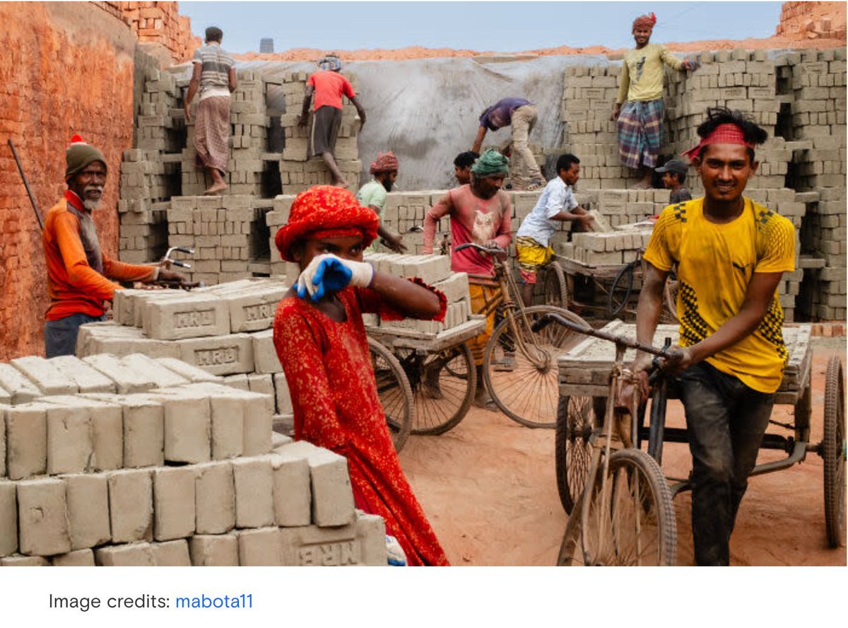 Photographer Documents Everyday Life Around The World In 33 Honest, Unscripted Street Shots | Image: Mabota11 - buff.ly/5VErGqZ