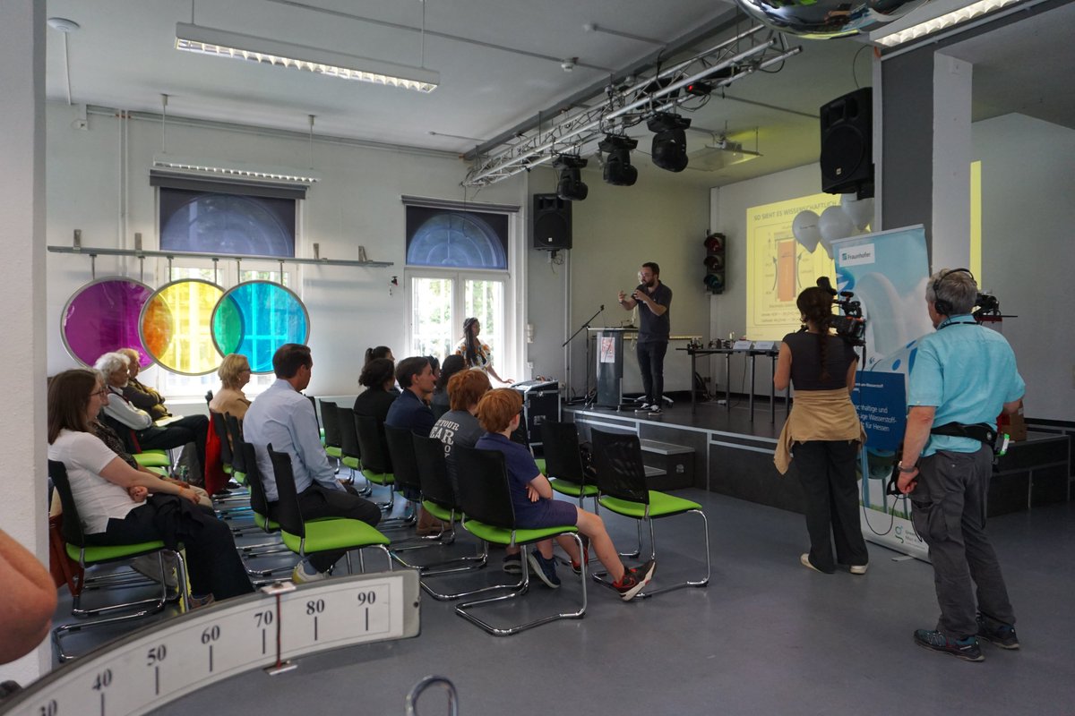 Woche_des_H2's tweet image. #WDW-Rückblick 27. Juni - Teil 2
Es ging weiter nach Frankfurt a.M. zur EXPERIMINTA, zum Event vom Fraunhofer Leistungszentrum Wasserstoff Hessen | GreenMat4H2. Ab 14:00 hieß es: Wissenschaft hautnah erleben. linkedin.com/feed/update/ur…
#WDW2025
#Wasserstoff
#WasserstoffErleben