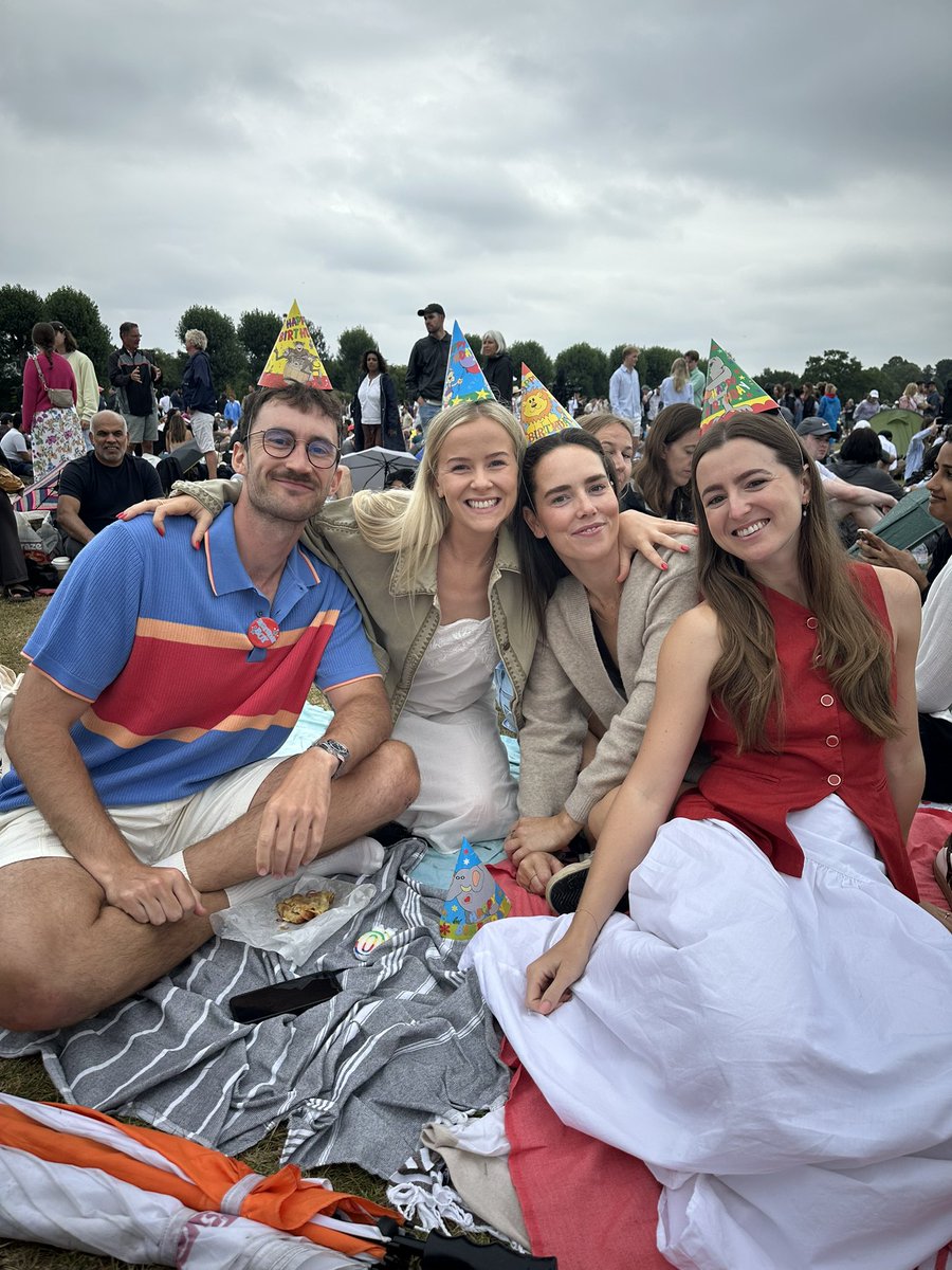 JohnWatsonSport's tweet image. The Wimbledon queue.. 🎾
The perfect place to celebrate your 30th birthday!!!
Happy Birthday to Frank who is marking it with a trip to @wimbledon
#Wimbledon #bbcbreakfast #tennis