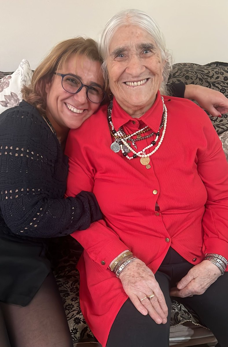 30 yıl önce Hasan'a ulaşmak için gün sayıyorduk.
Şimdiyse annemin ışıklı bakışını görmek, doyumsuz gülüşünü duymak için 12 gündür hastane önünde gün sayıyoruz.
Bekleyişin çaresizliğiyse baki....

#EmineOcak
#HasanOcak