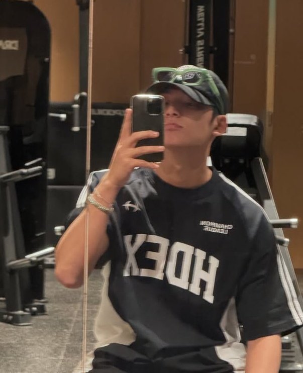 kkitjp's tweet photo. post-workout pics lol #anisd https://t.co/SZdcqDslrQ