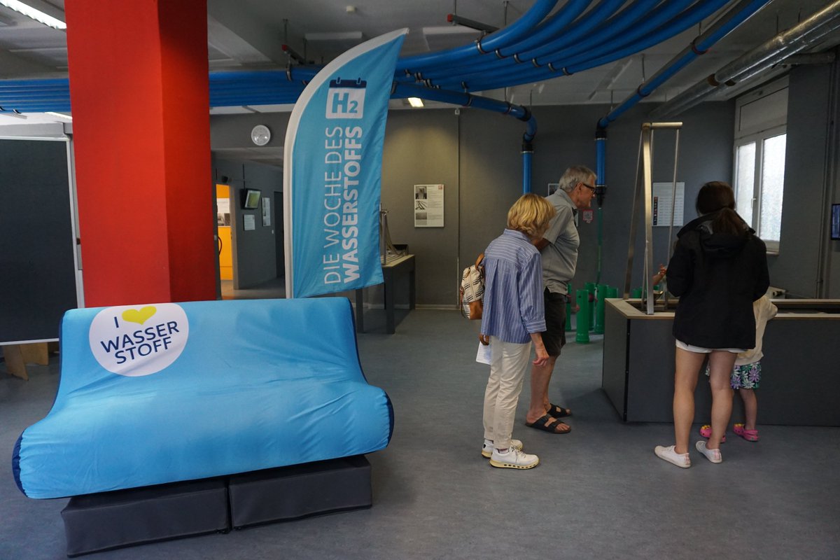 Woche_des_H2's tweet image. #WDW-Rückblick 27. Juni - Teil 2
Es ging weiter nach Frankfurt a.M. zur EXPERIMINTA, zum Event vom Fraunhofer Leistungszentrum Wasserstoff Hessen | GreenMat4H2. Ab 14:00 hieß es: Wissenschaft hautnah erleben. linkedin.com/feed/update/ur…
#WDW2025
#Wasserstoff
#WasserstoffErleben
