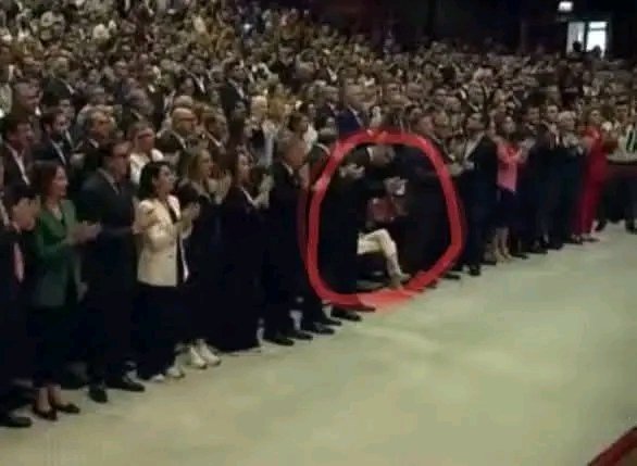 Özgür Özel konuşma yapmak için sahneye çağrılıyor. Herkes ayakta alkışlarken bacak bacak üstüne atıp oturan bu bayan sizce kim ??