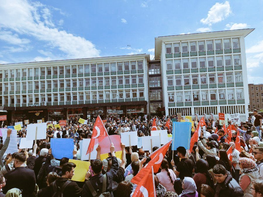 tunaesinn's tweet photo. Gelecek nesillere Cemil Meriç'i anlatmak için 29 Edebiyat öğretmeni yahut Osmanlı'nın gerileme sebeplerini anlatmaya 28 tarih öğretmeni yeter mi? 81 il binlerce lise var. Öğrencileri kime emanet ediyoruz? Branşların hepsi kıymetli. Çözüm acil Ek ATAMA!

 #EkAtamaÇağrısıIstanbulda https://t.co/yKHqZMof1y