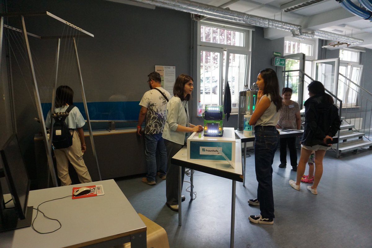 Woche_des_H2's tweet image. #WDW-Rückblick 27. Juni - Teil 2
Es ging weiter nach Frankfurt a.M. zur EXPERIMINTA, zum Event vom Fraunhofer Leistungszentrum Wasserstoff Hessen | GreenMat4H2. Ab 14:00 hieß es: Wissenschaft hautnah erleben. linkedin.com/feed/update/ur…
#WDW2025
#Wasserstoff
#WasserstoffErleben