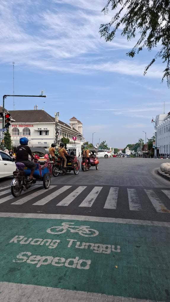 Izin tanpa mengurangi rasa hormat, semoga menjadi perhatian bersama

Jogja sudah kehilangan transportasi khasnya, padahal sekolah-sekolah diminta untuk mengadakan PKJ (Pendidikan Khas keJogjaan). Tapi yg khas Jogja aja sudah tidak khas lagi. Bentor itu bukan khas Jogja. 

Apaguna