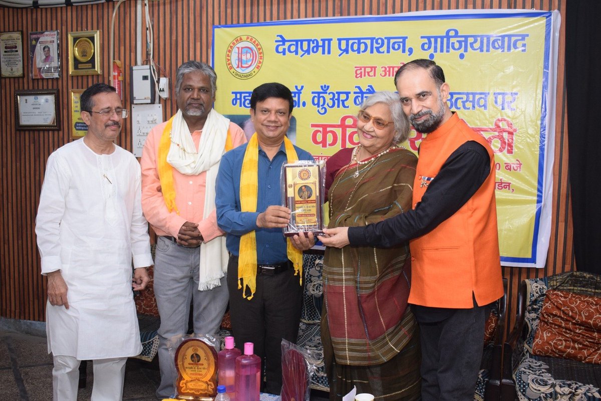 ट्रू मीडिया समूह के सम्पादक श्री ओमप्रकाश प्रजापति को अंग वस्त्र और स्मृति चिन्ह भेट कर सम्मानित करते,  देवप्रभा प्रकाशन द्वारा आयोजित महाकवि डॉ. कुंअर बेचैन जयंती उत्सव पर कविता गोष्ठी के अवसर पर श्री चेतन आनंद।