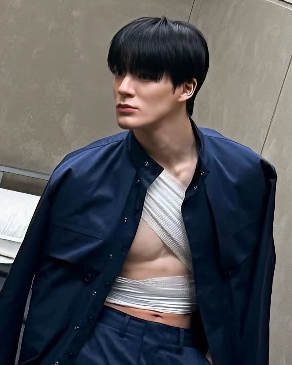 aijiyw's tweet photo. "They're talking 
behind your back"              How's the view? https://t.co/RjkeJgvWpJ
